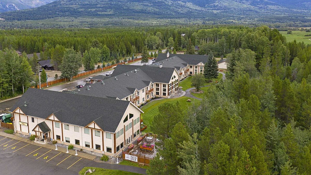 Vantage Hotel | Best Western Valemount Inn & Suites Aerial View