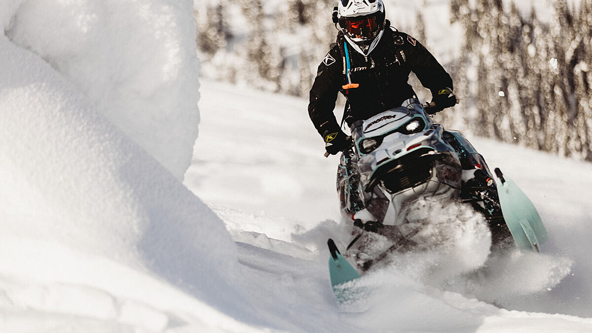 MM Ssneaks 150 v17434749472 C0 49922 C0 1968